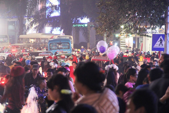 Thời tiết ấm áp, hàng ngàn người đổ ra đường chơi Noel