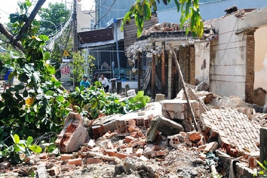 Tháo dỡ nhà, một nam công nhân bị tường đè chết