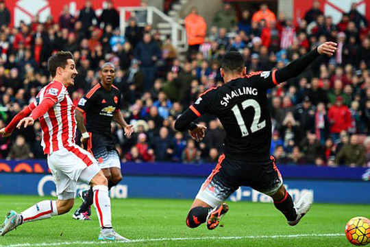 M.U tặng quà hậu hĩnh cho đối thủ, Van Gaal có thể từ chức