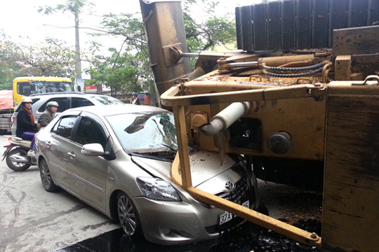 Máy xúc rơi đè bẹp dúm xế hộp, tài xế thoát chết trong gang tấc
