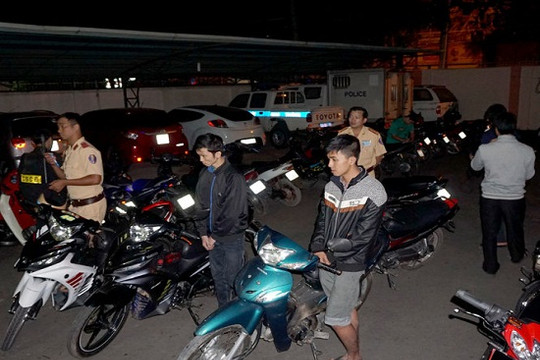 Tin tức pháp luật ngày 1/1: Công an cải trang bắt nhóm “quái xế” đêm giao thừa