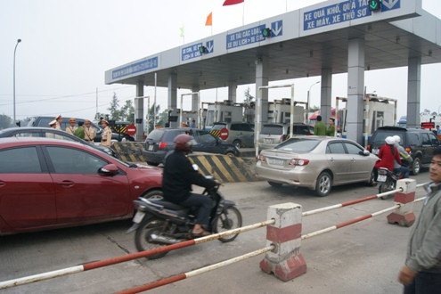 Tập kết xe chặn trạm thu phí để phản đối tăng phí đường bộ