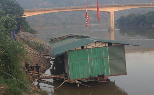 Lào Cai: Bắt hơn 60 đối tượng tại sới bạc trên nhà nổi Thùy Linh