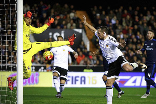 Bị Valencia cầm chân, Real lỡ cơ hội bắt kịp Barca