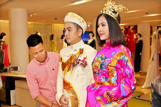 Vân Trang và ông xã đi thử trang phục cưới