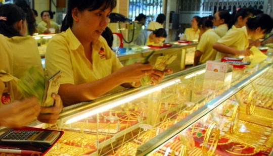Thị trường chứng khoán toàn cầu chao đảo, vàng chớp cơ hội tăng giá