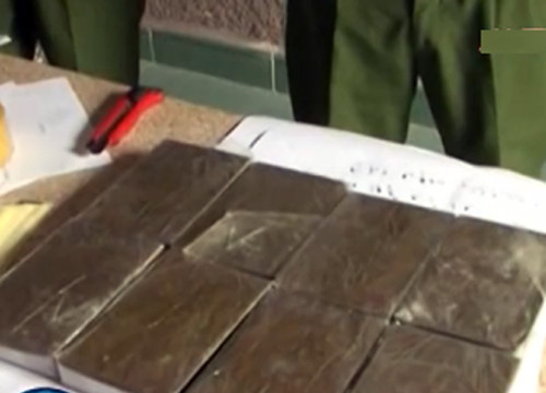 Bắt giữ đối tượng vận chuyển trái phép 8 bánh heroin