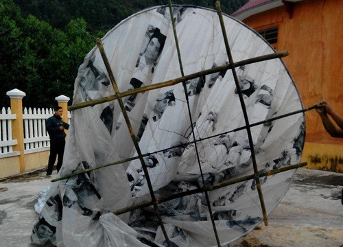 Vật thể lạ ghi chữ nước ngoài rơi xuống nhà dân