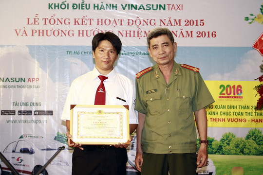Khen thưởng tài xế taxi Vinasun phát hiện người nước ngoài “ôm” 27 thẻ Visa giả rút tiền