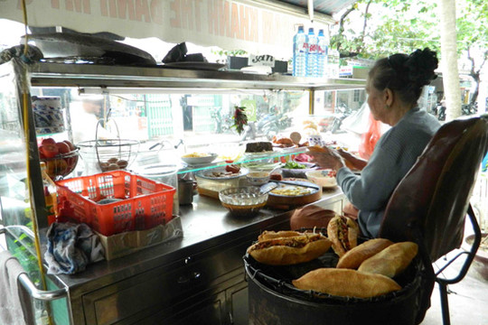 Tiệm bánh mì nổi tiếng thế giới của cụ bà 80 tuổi ở Hội An