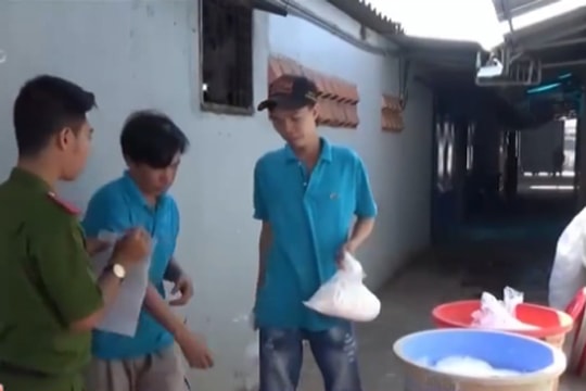 Phát hiện 2 cơ sở dùng hóa chất không nhãn mác để sản xuất siro