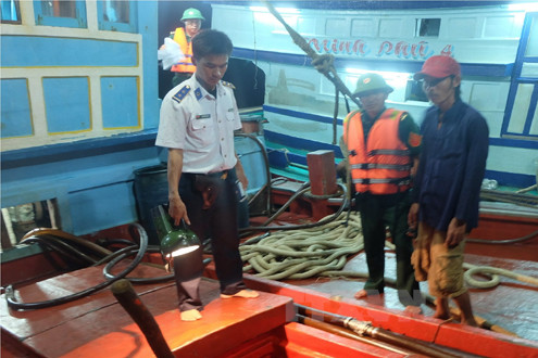 Bắt quả tang tàu cá mua bán dầu trái phép