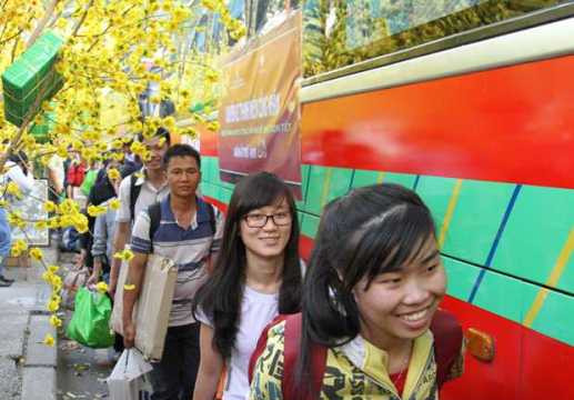 Hơn 1.600 vé xe đưa nữ công nhân về quê ăn Tết