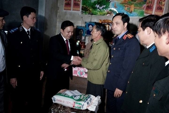 TAND huyện Thanh Chương tặng quà cho người nghèo đón Tết Bính Thân