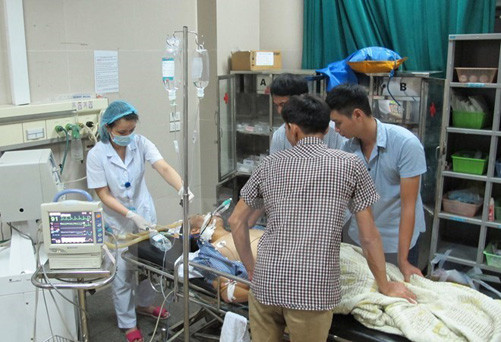 Sau khi ăn uống tại đám ma, 77 người nhập viện