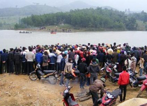 Chèo xuồng ra giữa hồ, hai học sinh chết đuối