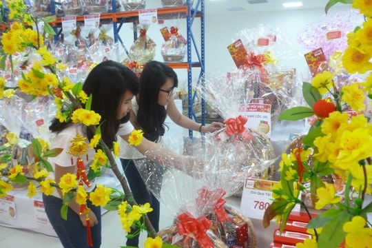 Phố Tết giữa lòng siêu thị