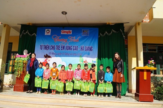 Tặng quà cho học sinh vùng cao Hà Giang