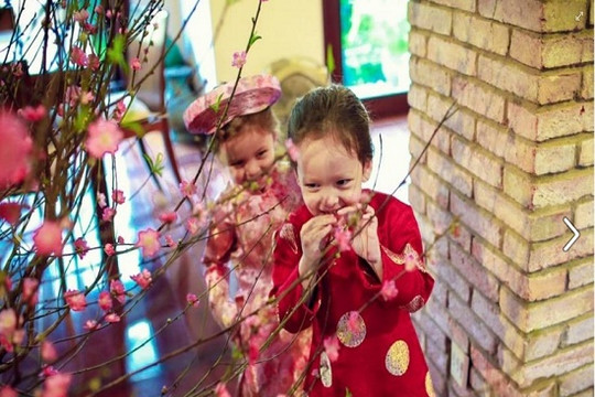 Hai nhóc tỳ nhà diva Hồng Nhung diện áo dài đón Tết