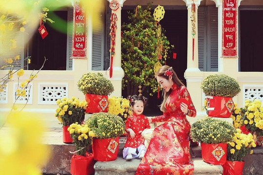 Elly Trần khoe vòng eo con kiến trong bộ ảnh đón Tết cùng con gái