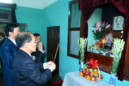Chủ tịch Quốc hội dâng hương tưởng nhớ Bác Hồ tại nhà 67