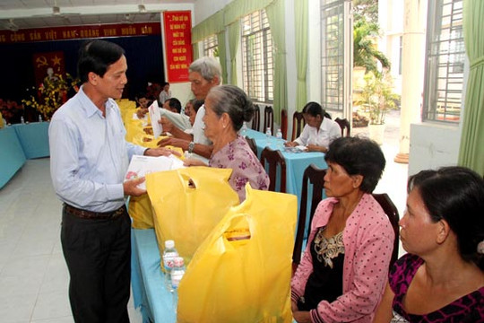 Chánh án TANDTC gửi tặng quà Tết cho đồng bào dân tộc nghèo