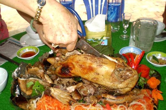 Về Tây đô ăn vịt đồng nướng đất sét