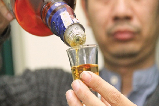 Hai cách đơn giản phân biệt rượu thật và giả
