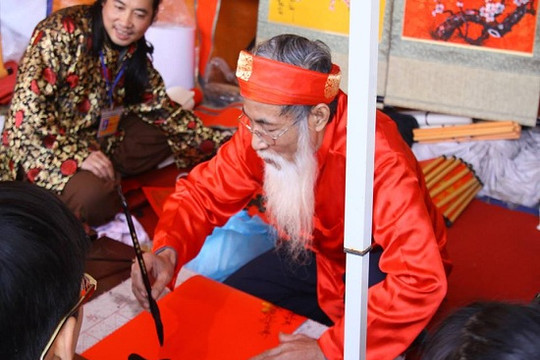 Đầu năm, người dân đổ xô đi xin chữ