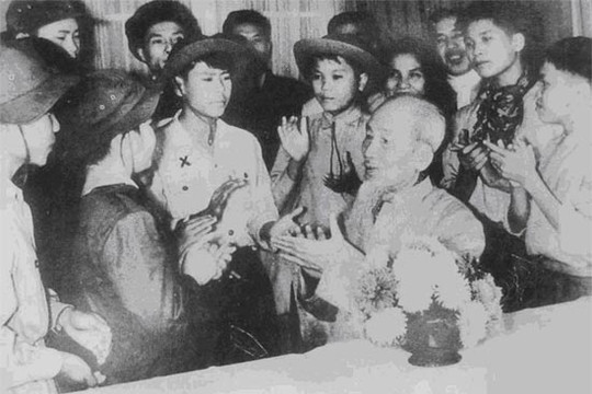 Chuyện về "Anh hùng còn cõng trên lưng"