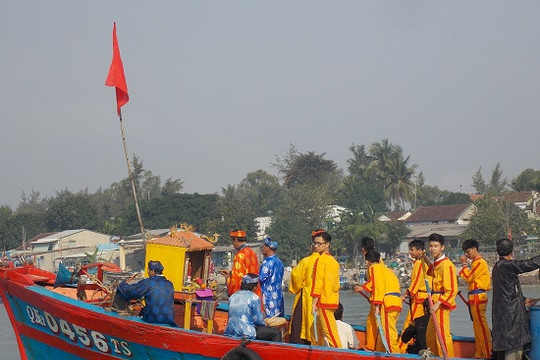 Tưng bừng lễ hội cầu ngư đầu năm