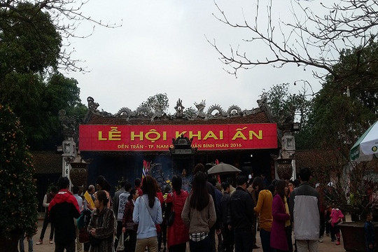 Du khách tấp nập du xuân Đền Trần - Chùa Tháp