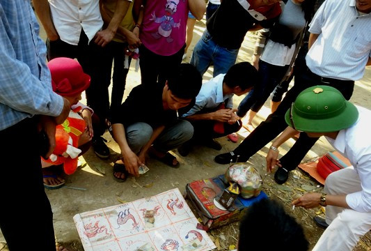 Hàng nghìn người đổ về xin nước thánh tại phủ Na, Thanh Hóa