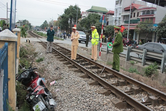 Vượt đường sắt dân sinh, hai người thương vong