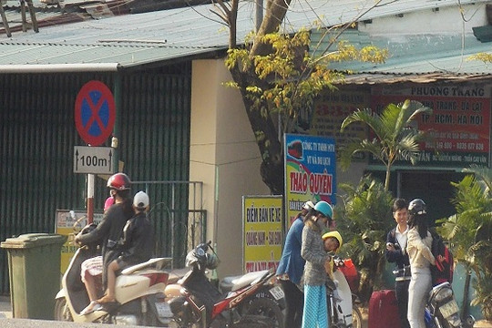 Mất cả triệu đồng mới mua được vé xe khách trở lại TP. HCM
