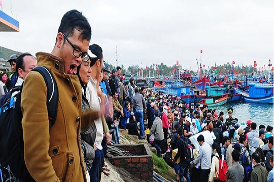 Tin tức xã hội ngày 17/2: Tranh nhau lên tàu cao tốc rời đảo Lý Sơn