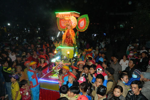 Hàng nghìn người tham gia Lễ rước cộ Bà Chợ Được