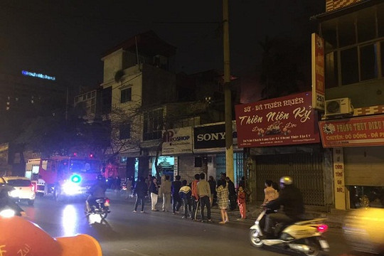 Hà Nội: Nhà 3 tầng bốc cháy trên phố Lê Duẩn