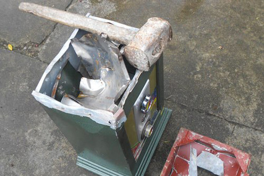 Phá két sắt nhà cậu để trộm tiền vàng