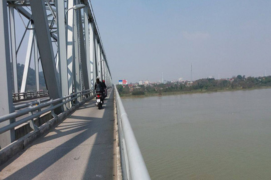 Bỏ lại xe đạp thiếu niên bất ngờ nhảy cầu tự vẫn
