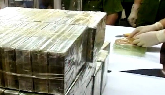 Bắt hai vợ chồng tàng trữ 78 bánh heroin