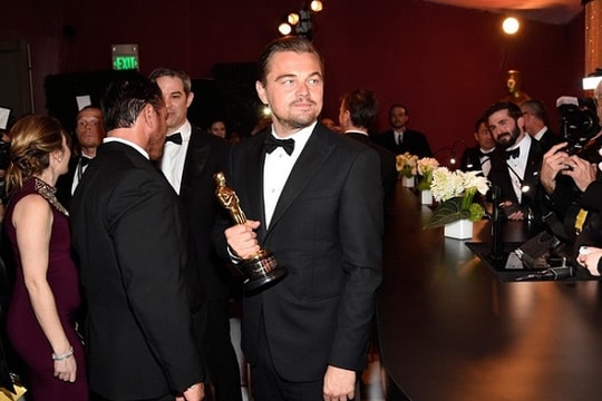 Leonardo DiCaprio ăn mừng sau chiến thắng tại Oscar 2016