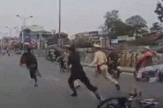 Tông ngã CSCĐ rồi quẳng xe chạy thoát thân