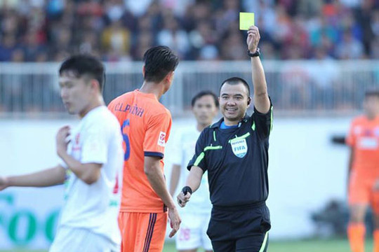 Vòng 2 V-League: Trọng tài và trung vệ Dương Văn Pho