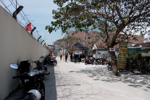Trèo lên mái che tháo băng rôn, một bảo vệ sân bóng tử vong