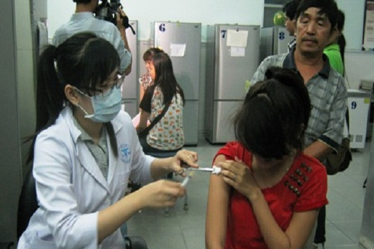 Tổ chức tiêm vắc xin Sởi Rubella cho học sinh lớp 11, 12