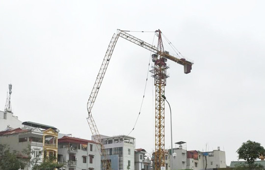 Cần cẩu đổ sát khu dân cư, nhiều người tháo chạy