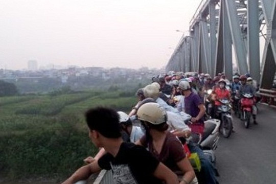 CSGT giải cứu nam thanh niên nhảy cầu Chương Dương