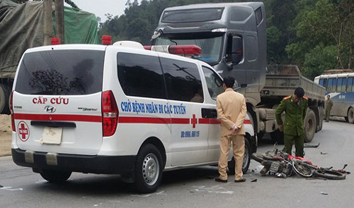 Xe máy đâm liên hoàn 2 ô tô, 1 người tử vong
