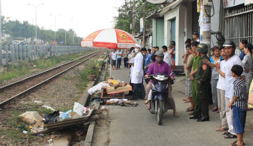 Đang uống cà phê, nam thanh niên bất ngờ lao vào tàu hỏa